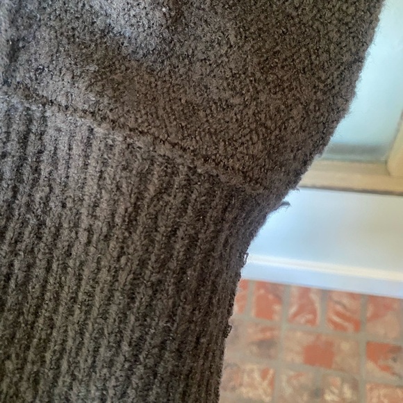 Cozy cardigan with cool "seams" and flattering design! See pic for more details! - Picture 4 of 8